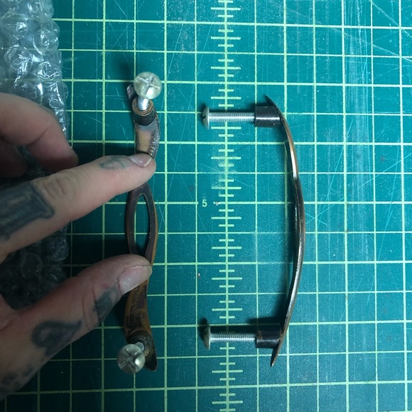 33 Vintage brass/copper antique cupboard drawer pulls - Picture 4 of 5